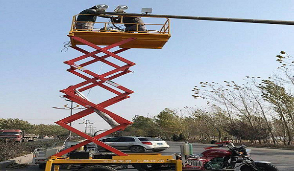 Efficient & Safe! Boomstar Aerial Lifts Support Municipal Street Light Maintenance, Illuminating Urban Night Travel
