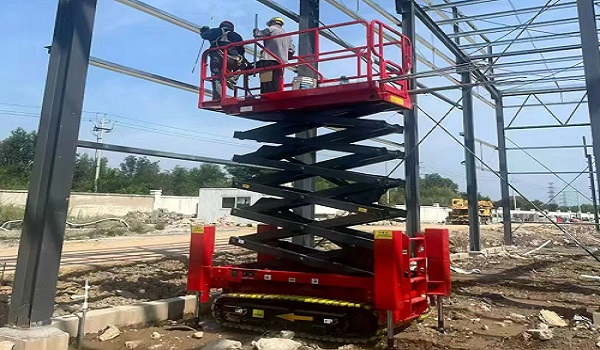 The ultimate tool for muddy construction sites! Boomstar tracked scissor lift efficiently assists in steel structure installation.